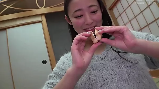 Die vollbusige Suzu Matsuoka füttert ihren sexy Körper gerne mit leckerem Essen und ihrer hungrigen Muschi mit einem guten Fick