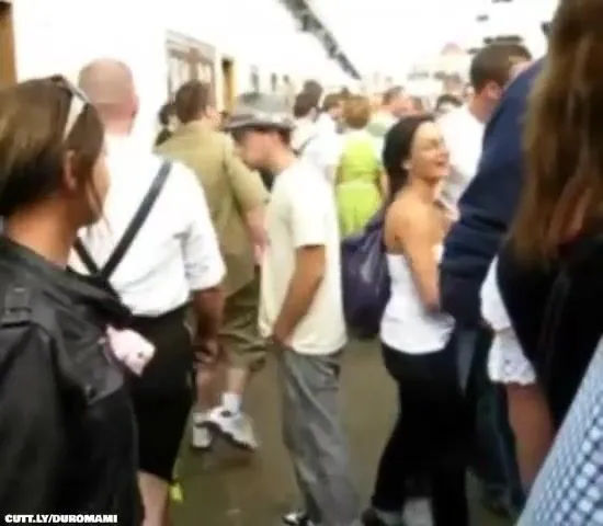 Chupando una polla frente a una multitud