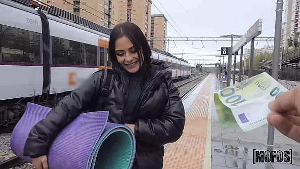 Dziewczyna zdenerwowała się spóźnieniem na pociąg, ale kutas w jej cipce poprawił jej humor