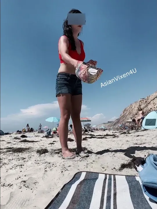 公共のビーチで服を脱ぎ捨てる