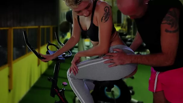 Anal workout on exercise bike with bald headed chick Lisa Fox