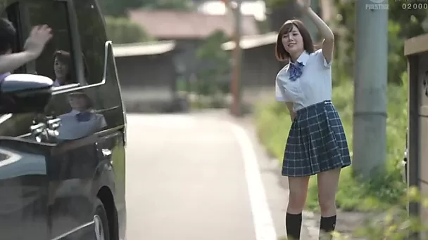 Mooi Japans schoolmeisje trekt haar uniform uit en trekt een geisha jurk aan om haar man tevreden te stellen