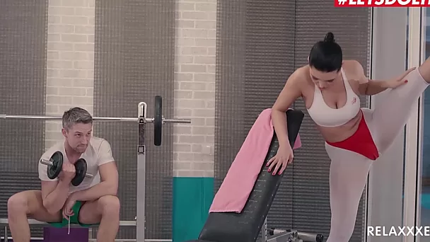 Die fitte russische Milf Kira Queen wird zum Ficken ermutigt, anstatt im Fitnessstudio zu trainieren