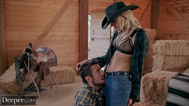 Blonde babe accidentally wandered into the barn where a shepherd was already waiting for her pussy