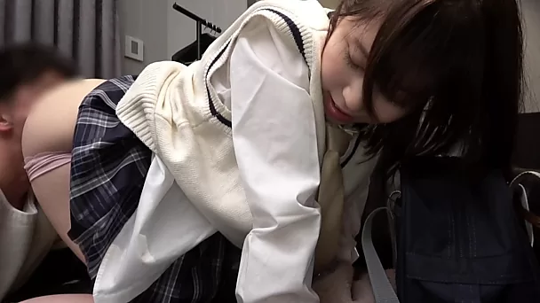 Koreaanse tiener in een kort rokje houdt van neuken van achteren