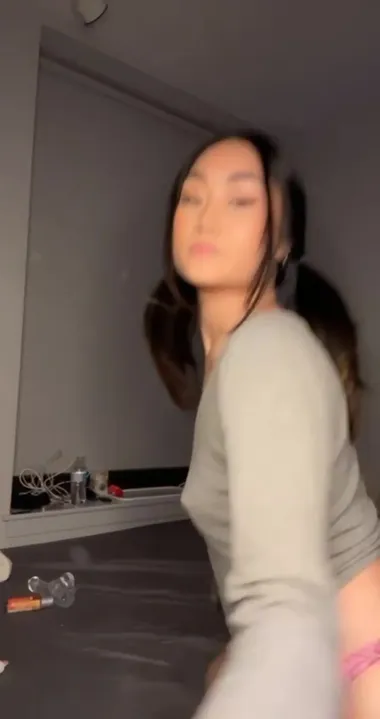 Jiggling Asian ass
