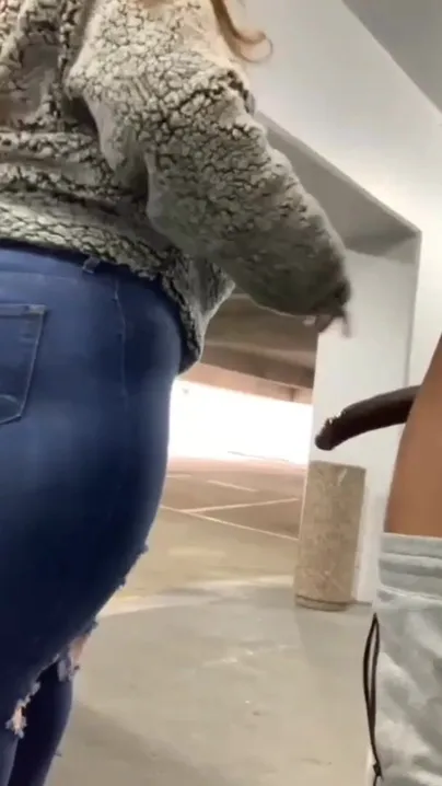 Aquela bela bunda grande leva palmadas