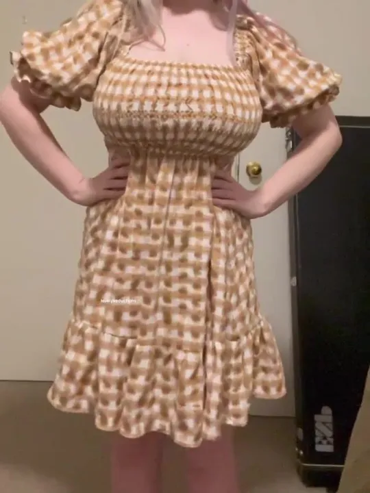 Dieses Kleid bringt meine Titten wirklich zur Geltung