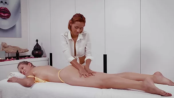 Roze dildo is opgenomen in de lijst met diensten van een perverse masseuse