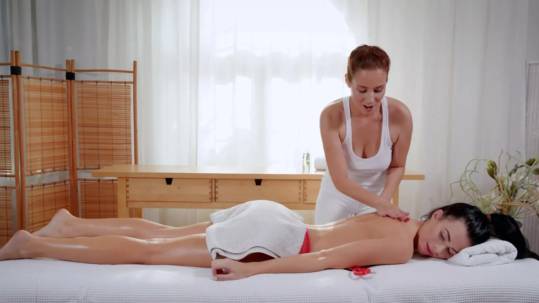 Eingeölte Massage und Lesbenfick mit Antonia Sainz und Jenny Doll