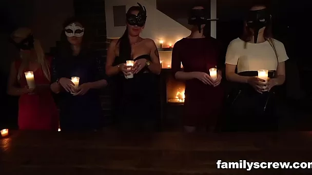 El ritual tradicional de follar en grupo en una familia adoptiva pervertida