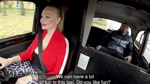 Chauffeur de taxi séduit pour baiser son cul serré - porno réalité