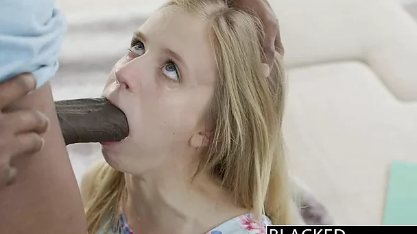 La jeune adolescente maigre Rachel James a été impressionnée par l'énorme bite noire de son amie
