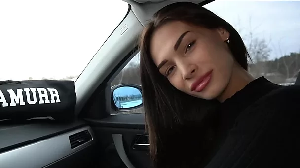 Sexy Babe saugt im Auto, bis ich komme - Amateur-Porno