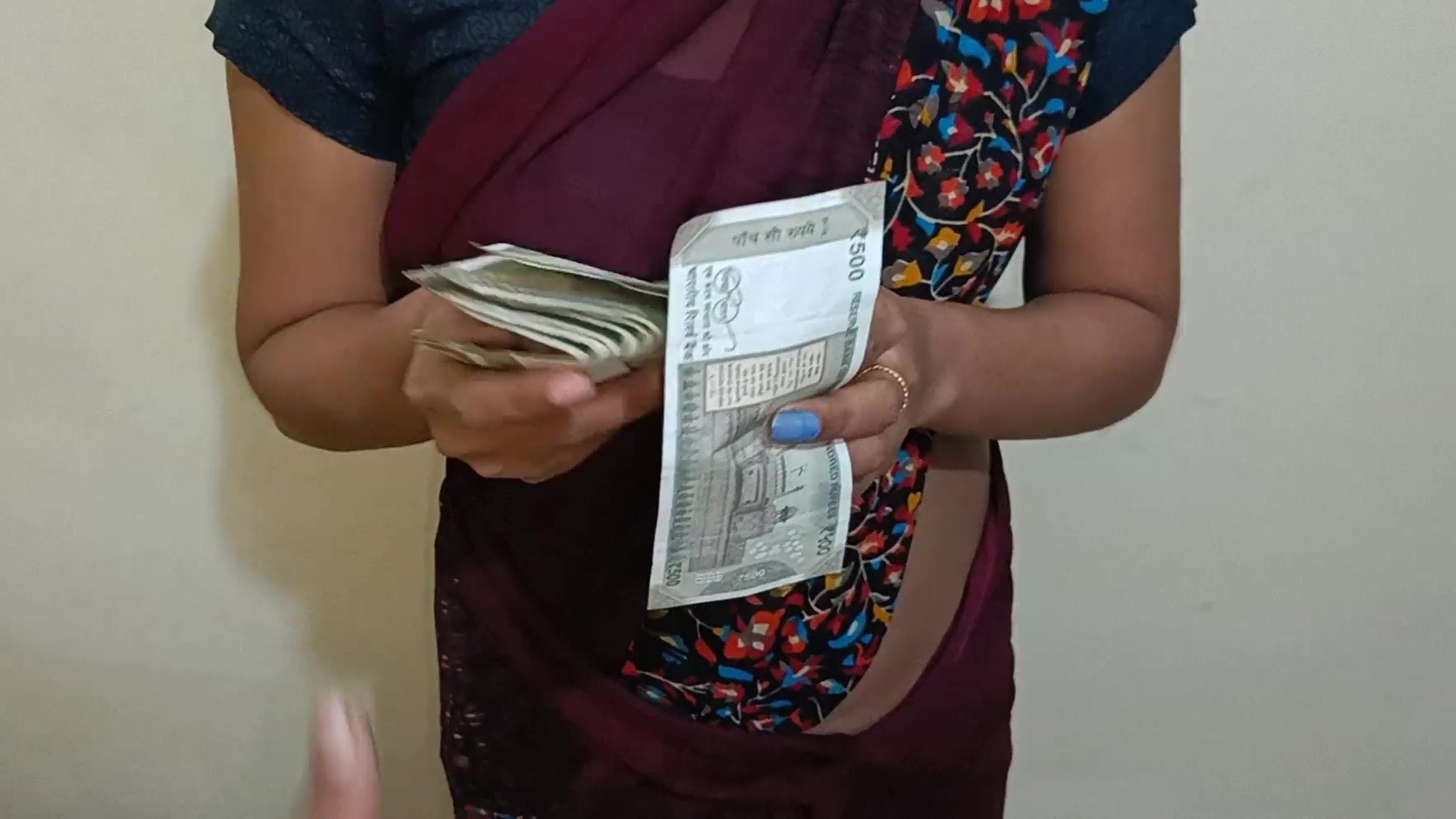 Indianer mit kleinen Titten in Saree fickt in POV für Bargeld Bild Bild