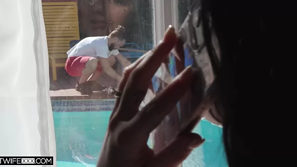 La joven esposa ryan reid está engañando a su esposo con un tipo caliente en la piscina