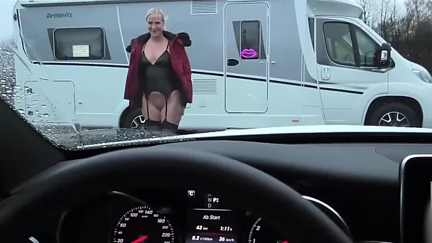 Wunderschöne vollbusige blonde Schlampe mit großem Arsch - Lara Cumkitten - bedient einen Kunden in ihrem Fick-Minivan