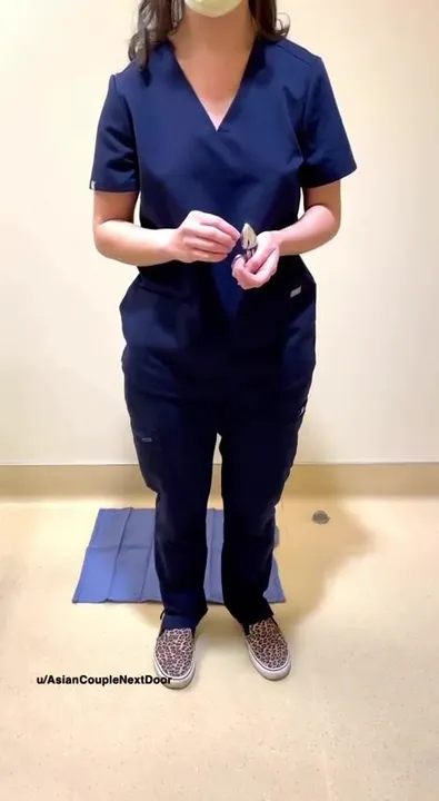 Curiosità: un'altra infermiera mi ha aiutato a filmare questo! Ti piacciono le infermiere che indossano tappi anali al lavoro?