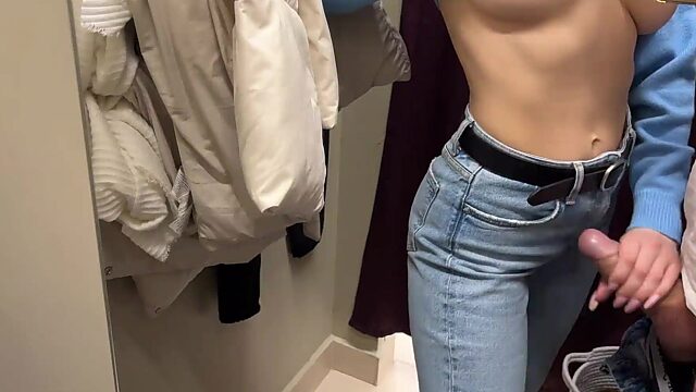 Teen gets a creampie in the fitting room
