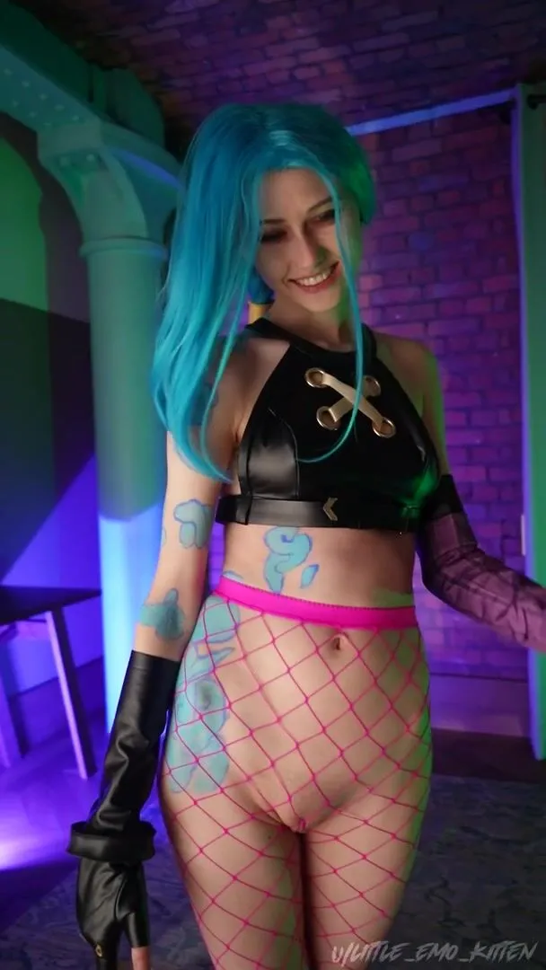 Ich habe Jinx' Tattoos gemalt, ich denke, es macht mein Cosplay noch besser?