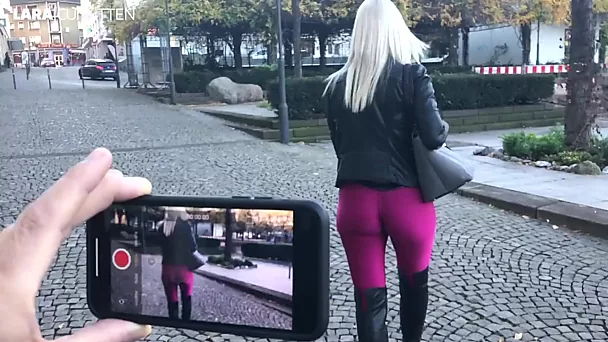 Reife Schlampe in engen Leggings verführt einen Fremden zu einem schnellen Fick.