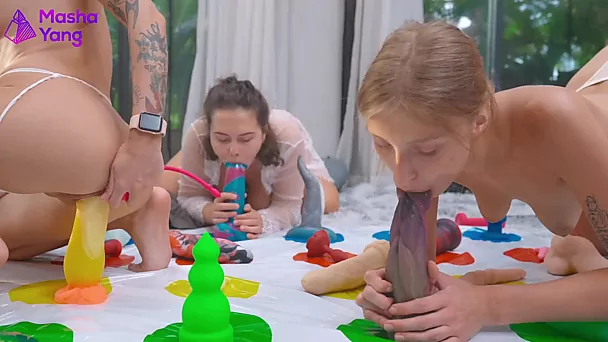 Lesbischer Sexspielzeug-Twister mit drei ungezogenen Teenie-Schlampen