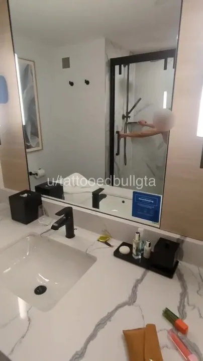 Hotwife u/pristine_project5149 esposo nos atrapó haciéndolo durante la ronda 2 en la ducha del hotel