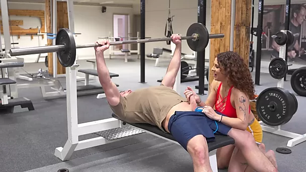 Follada a una milf con curvas en el gimnasio