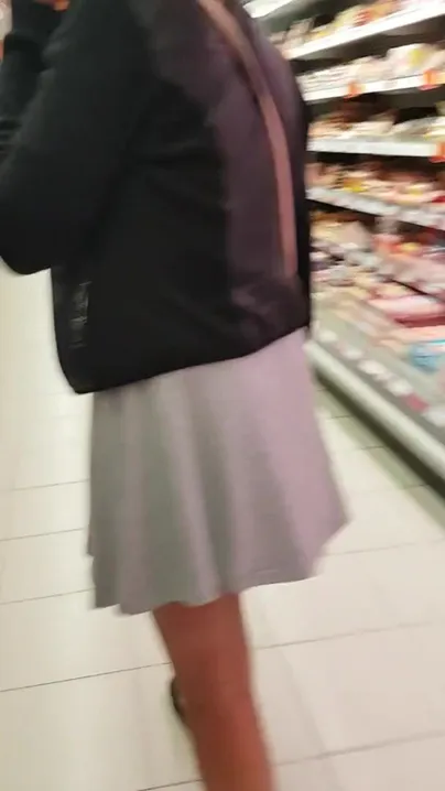 Supermercado mostrando minha bunda sem calcinha