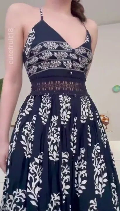 cette robe est beaucoup trop longue pour moi, mais le reste me va plutôt bien si vous me demandez