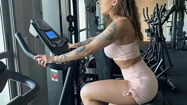 Sweaty pussy after workout getting licked right in the gym