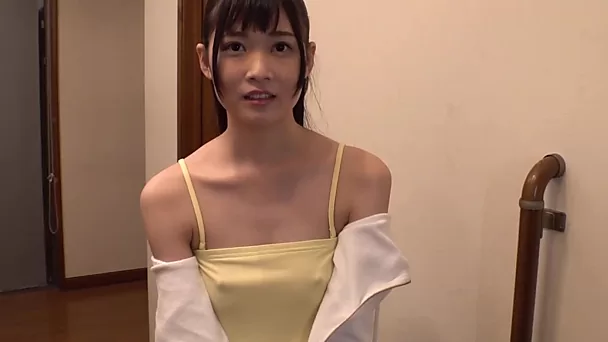 Urocza japońska nastolatka podnieca faceta swoimi twardymi sutkami