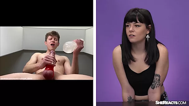 Les stars du porno réagissent à un mec amateur qui se masturbe avec un Fleshlight