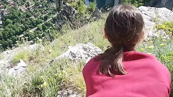 Mi esposa cachonda adolescente disfruta del hermoso paisaje mientras la follo por detrás