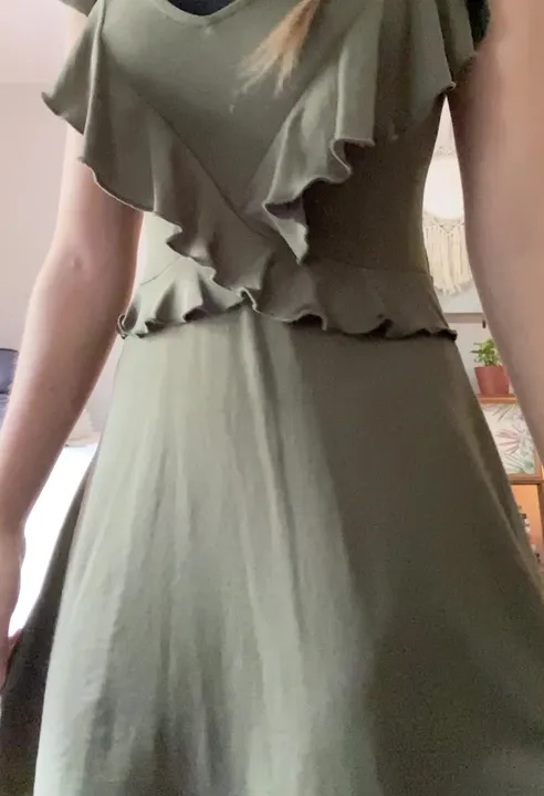 Esse vestido faz minha bunda parecer grande?