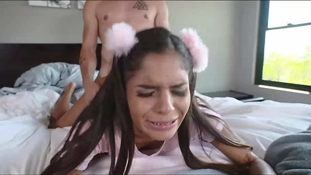 Petite latina stepis baisée avec un creampie - porno familial