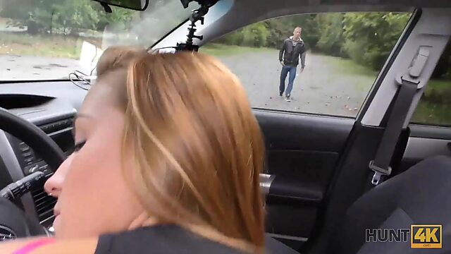 Cuckold não se importa com um táxi grátis enquanto sua esposa fode com o motorista
