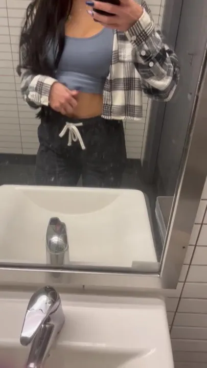 J'ai fait un saut chez Chipotle juste pour vous montrer mes seins dans la salle de bain