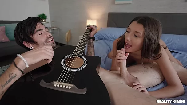 Foxy brunette maya woulfe daagt gitaarleraar uit om haar tijdens het spelen te neuken