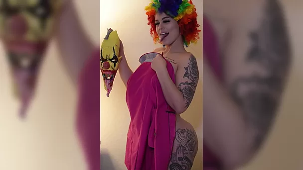 Татуированная белая девушка одевается как клоун и дразнит сочными булочками - любительское