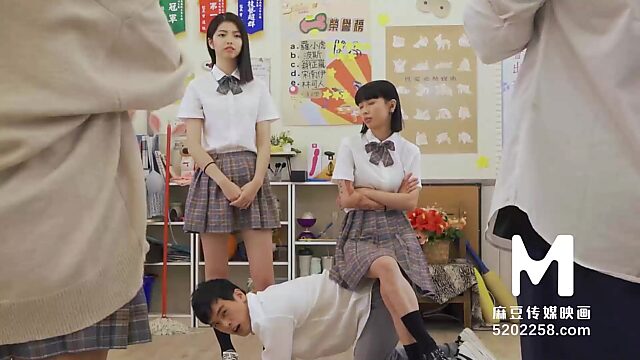 Desafio meninos vs meninas virou foda dura com japoneses de uniforme escolar