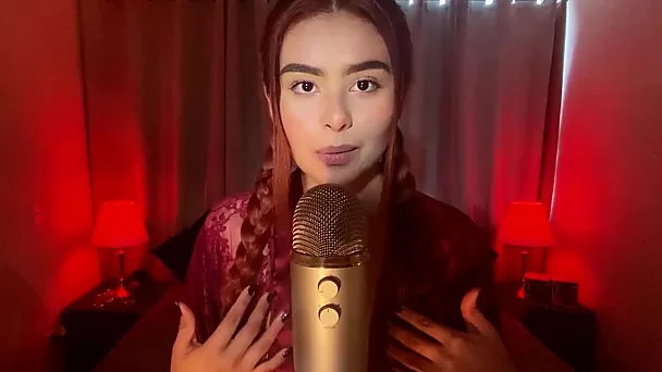 Seksowna szepcząca asmr i bawiąca się zabawką z wibratorem