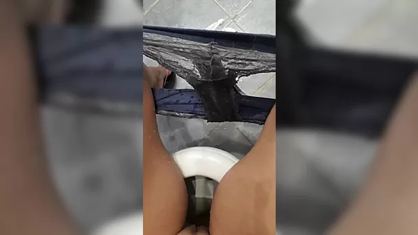 Milf rusa hace pis en el baño