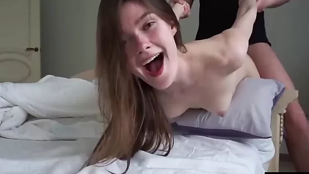 Petite babe n'obtient que le meilleur martèlement et la meilleure éjaculation faciale en baise amateur sur le lit