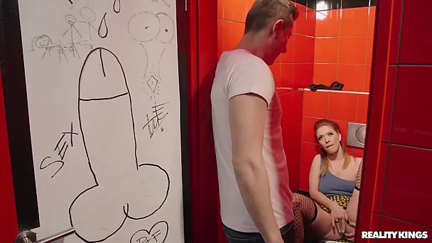 Der Typ hat den Anus einer unbekannten Blondine auf einer öffentlichen Toilette gefickt