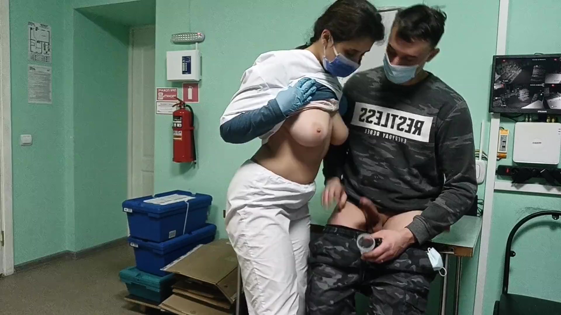 Die vollbusige Krankenschwester überprüfte den Steifen des Typen vor dem schnellen BJ im Krankenhaus Foto Foto