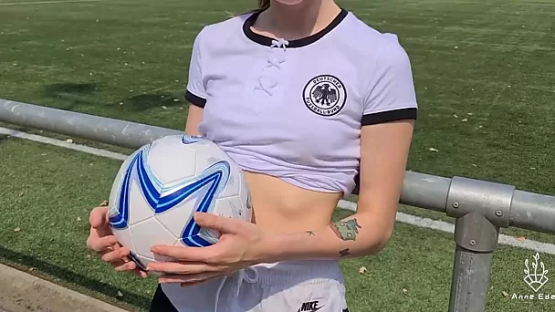 Teenie-Footballer wird im Stadion vom Trainer gefickt