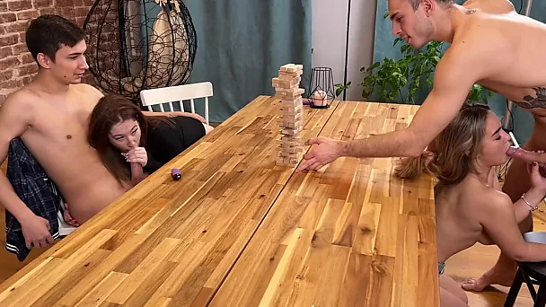 Due adorabili studentesse tettone trattano il loro fidanzato con pompini e seghe mentre giocano a jenga