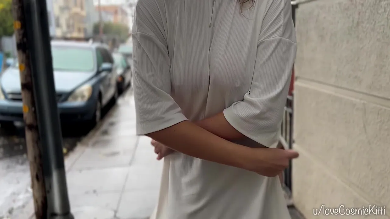 A osé échanger des robes avec mon amie dans la rue