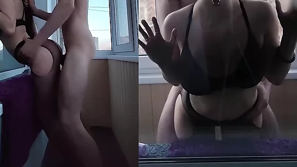 Une ado juteuse avec son petit ami baise sur le balcon pour que tous les voisins puissent voir son sexe.